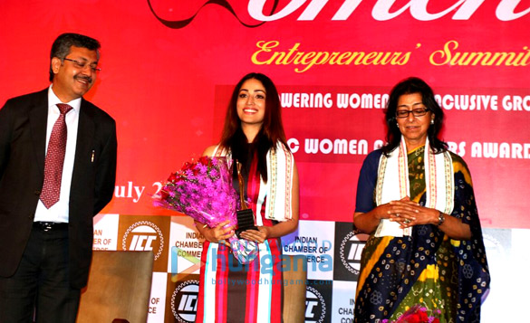 yami gautam receives womens achievers award 2
