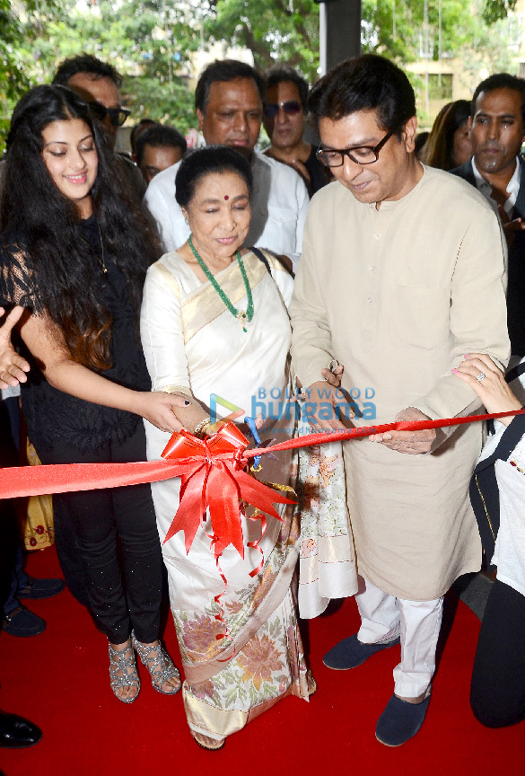 Asha Bhosle’s grand-daughter Zanai Bhosle turns enterpreneur with iAzure Asha Bhosle’s grand-daughter Zanai Bhosle turns enterpreneur with iAzure
