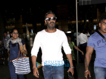 Ajay Devgn, Esha Gupta, Emraan Hashmi and Ileana D'Cruz snapped at the Mumbai airport