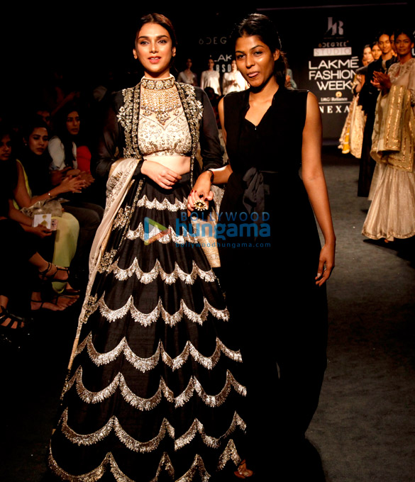 aditi rao hydari walks for jayanti reddy at lakme fashion week 2017 1