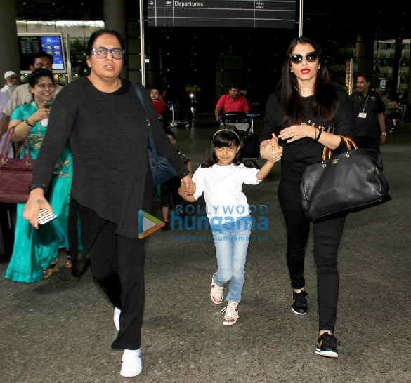 aishwarya rai bachchan and aaradhya bachchan snapped at the airport 4