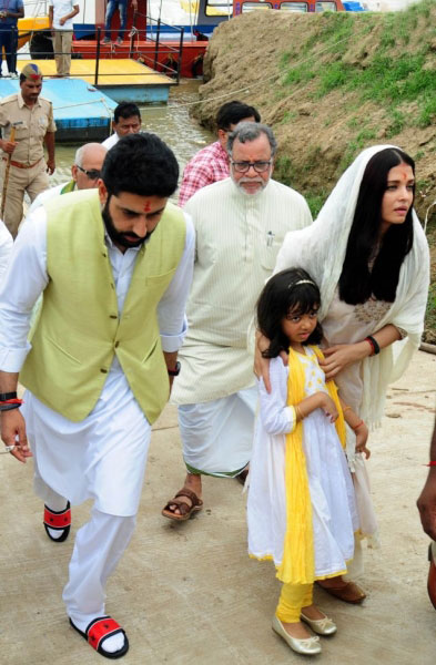 Aishwarya-Rai-Bachchan-visits-Allahabad-3
