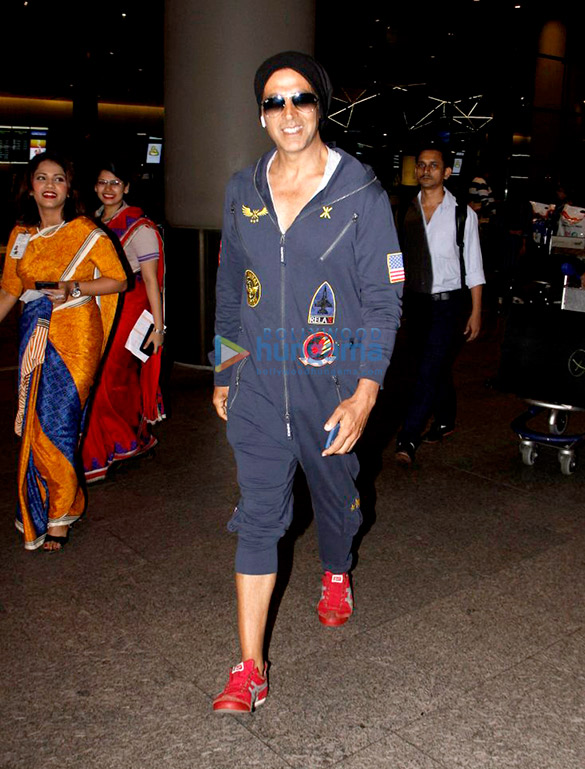 Akshay Kumar and Kajal Aggarwal snapped at the airport Akshay Kumar and Kajal Aggarwal snapped at the airport