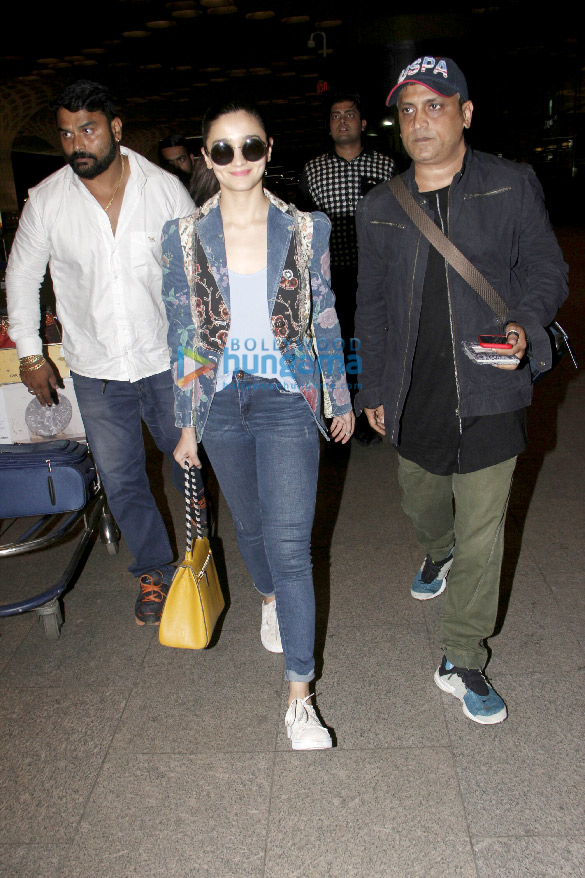 alia bhatt snapped at the airport 4