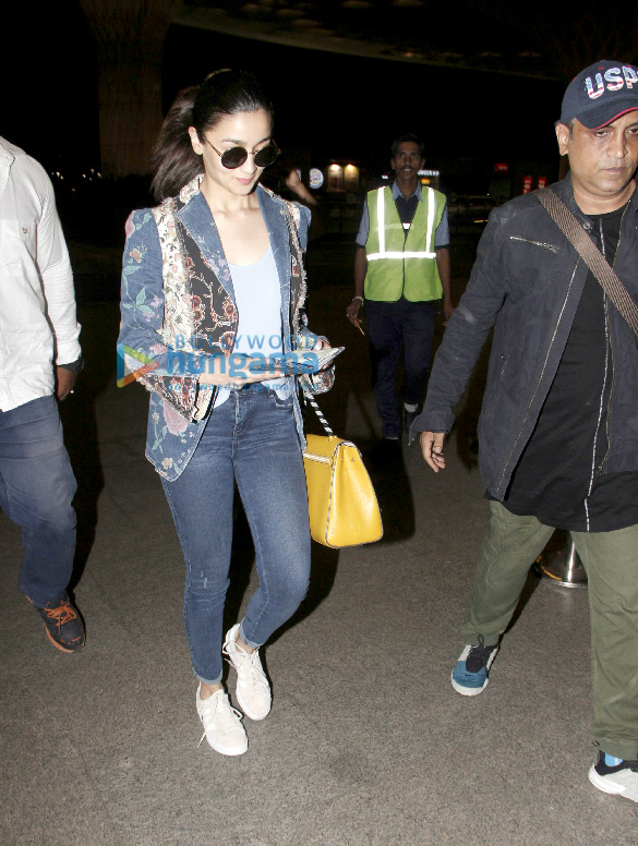 alia bhatt snapped at the airport 6 2