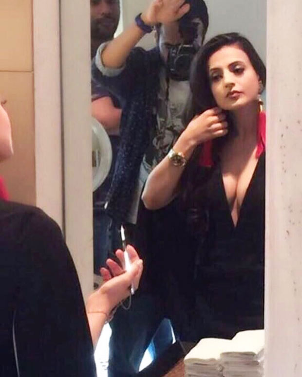Amisa Patel Sex Videos - BEHIND THE SCENES â€“ Ameesha Patel shares a picture of her getting ready for  a photoshoot : Bollywood News - Bollywood Hungama