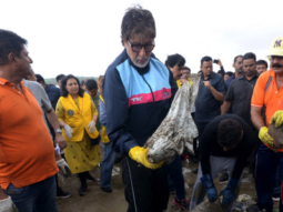 Amitabh Bachchan cleans Versova Beach and shows his support towards the cleanliness drive