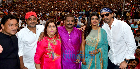 arjun rampal and aishwarya rajesh promote daddy at dahi handi celebrations 1