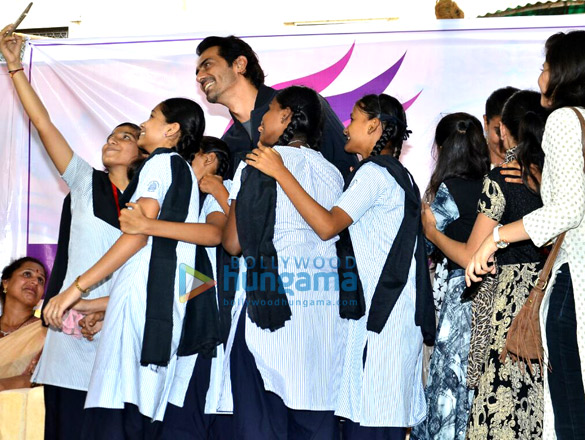 arjun rampal unveils a new song for movie daddy at dagdi chawl11 1