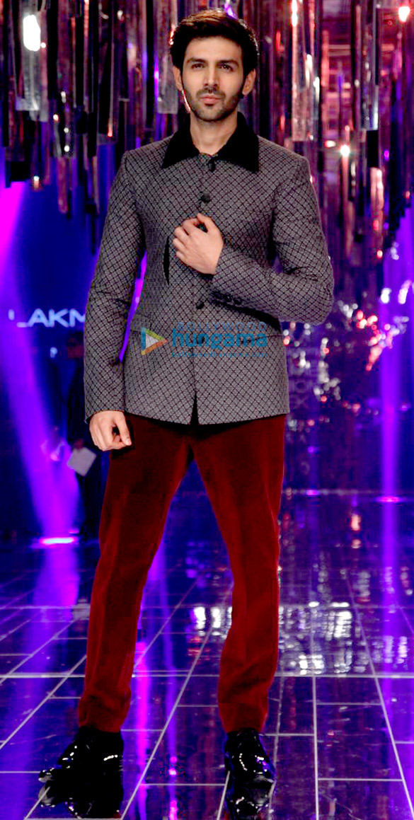 celebs grace manish malhotras show for lfw 2017 14