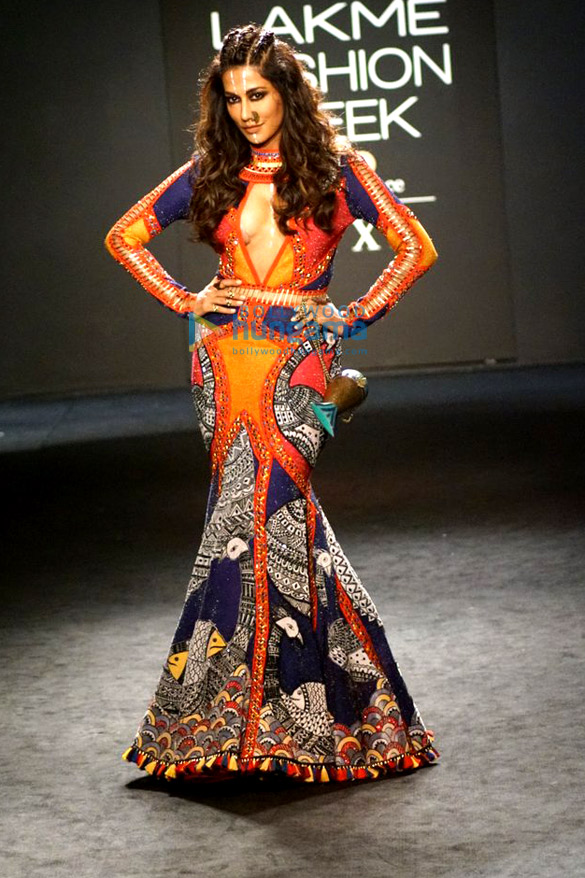 chitrangada singh walks for neha agarwal at lakme fashion week 2017 4