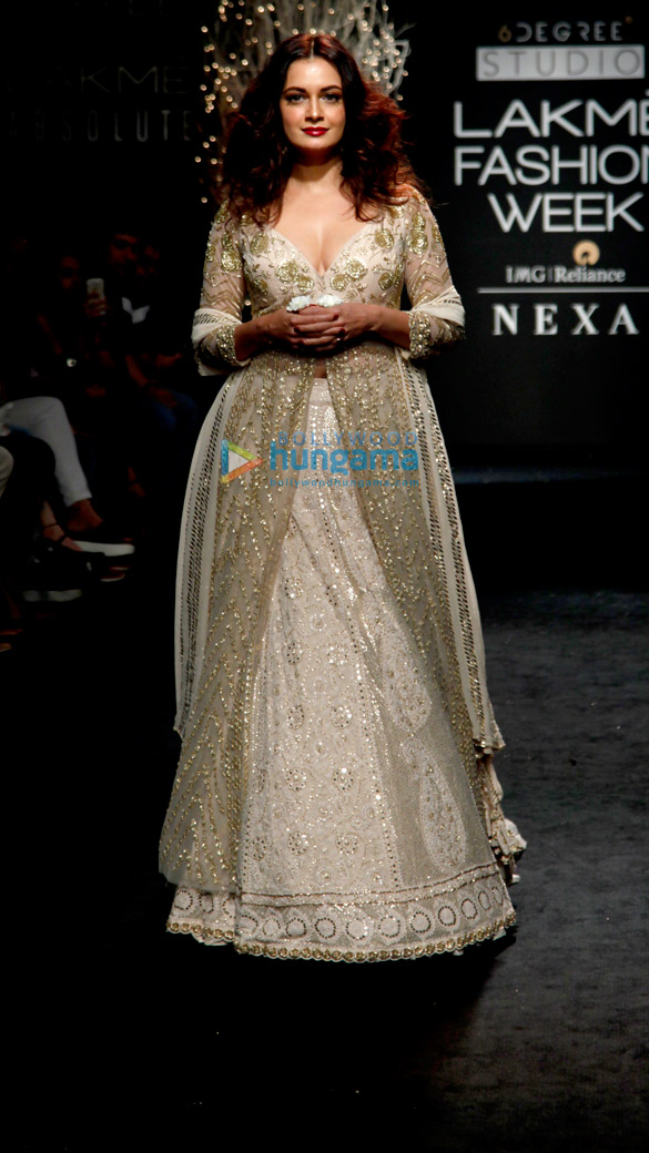 dia mirza walks for faabiiana at lakme fashion week 2017 2