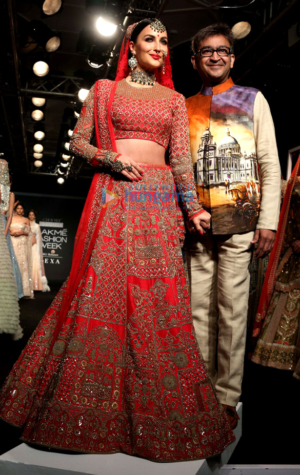 elli evram walks for manoj agarwal at lakme fashion week 2017 1