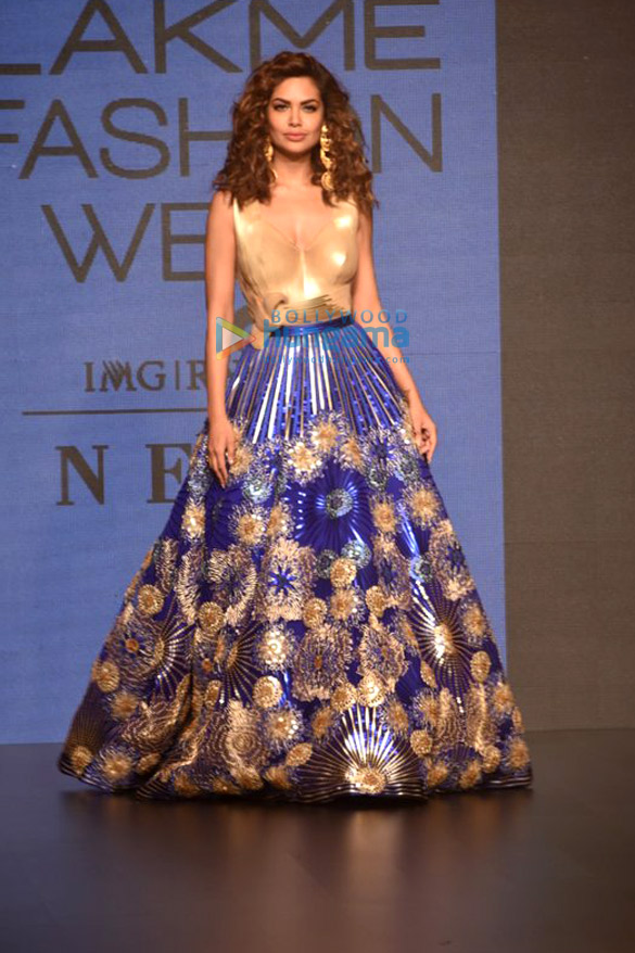 Esha Gupta walk for Amit Aggarwal at Lakme Fashion Week 2017