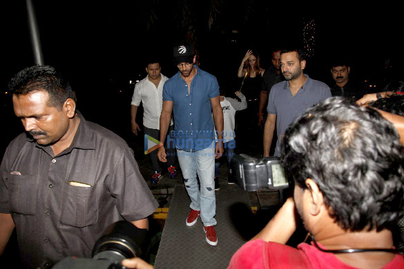 hrithik sussanne snapped with friends post dinner 2