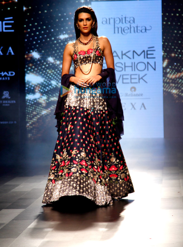 kriti sanon walks for arpita mehta at lakme fashion week 2017 1