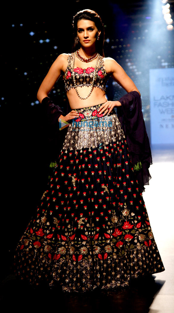 kriti sanon walks for arpita mehta at lakme fashion week 2017 5
