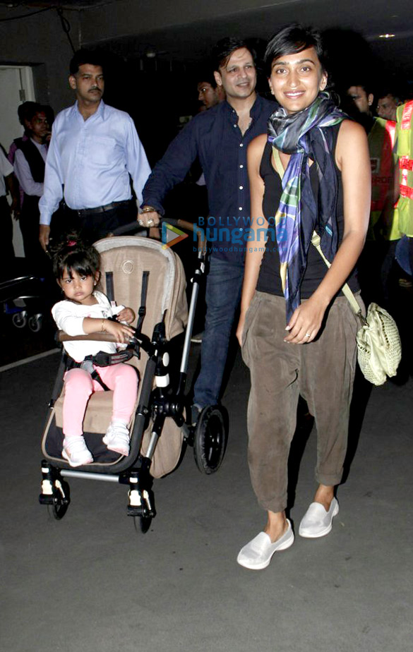 nidhi agrewal taapsee pannu and others snapped at the airport 3