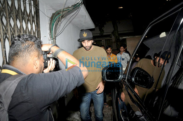 ranbir kapoor snapped post a meeting with director shoojit sircar in juhu 4
