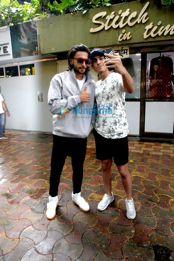 ranveer singh snapped post a salon session in bandra 4