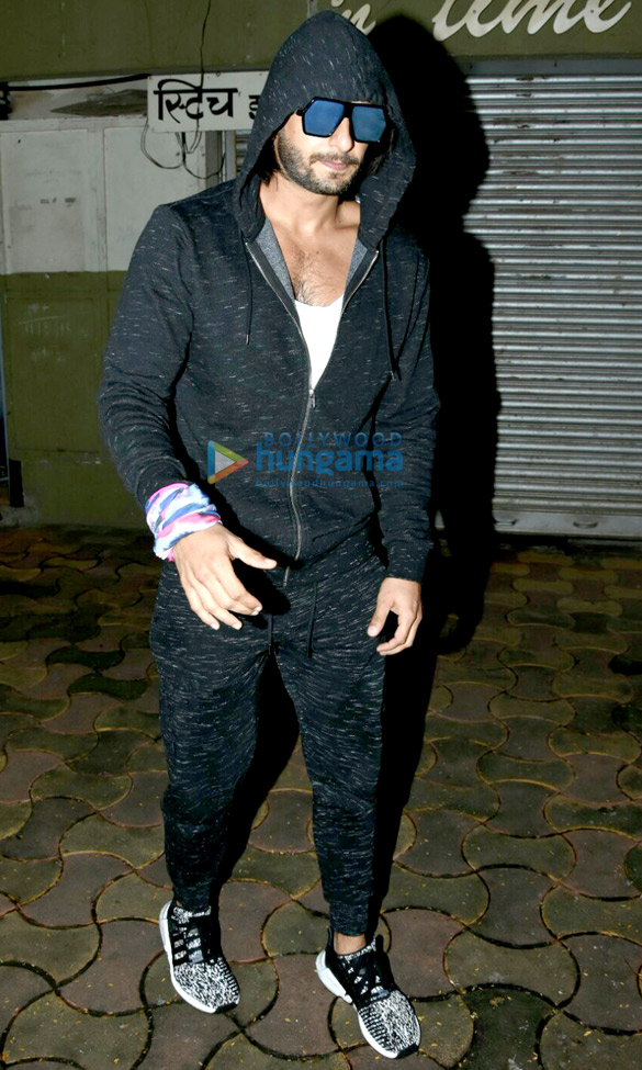 ranveer singh snapped post salon session in bandra 2