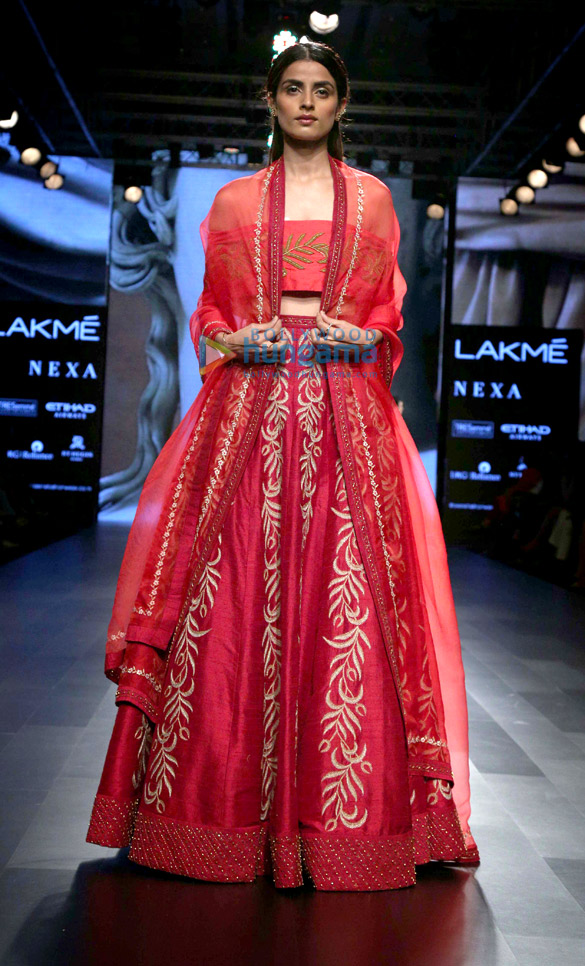 saiyami kher walks the ramp for designer nachiket barve at the lakme fashion week 2017 2