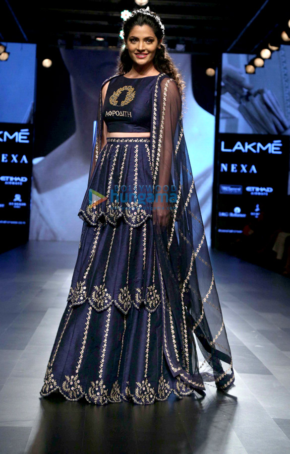 saiyami kher walks the ramp for designer nachiket barve at the lakme fashion week 2017 5