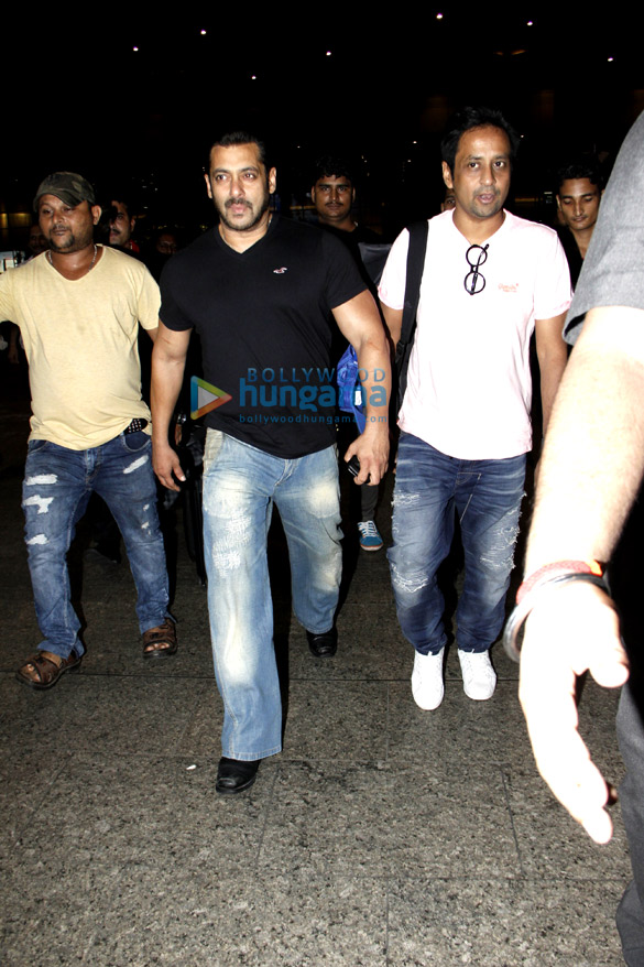 salman alvira arpita arrive back in mumbai 9