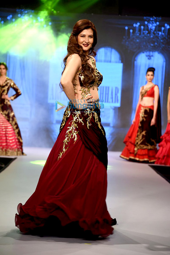 sangeeta bijlani and zareen khan walk for archana kochhars fashion showcase 2