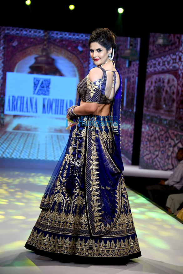 sangeeta bijlani and zareen khan walk for archana kochhars fashion showcase 6