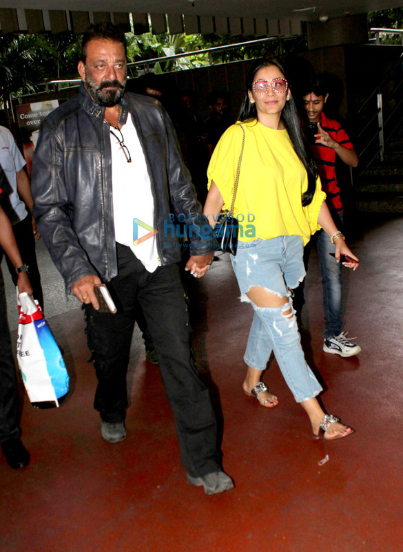 sanjay dutt and wife manyata dutt snapped at the mumbai airport 6