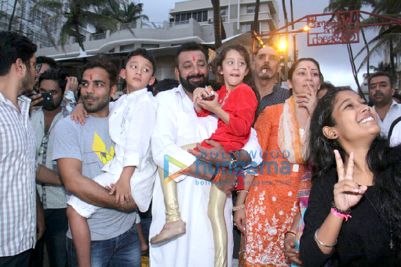 Sanjay Dutts Ganesha Visarjan At Juhu Beach Sanjay Dutt Manyata Dutt Images Bollywood Hungama