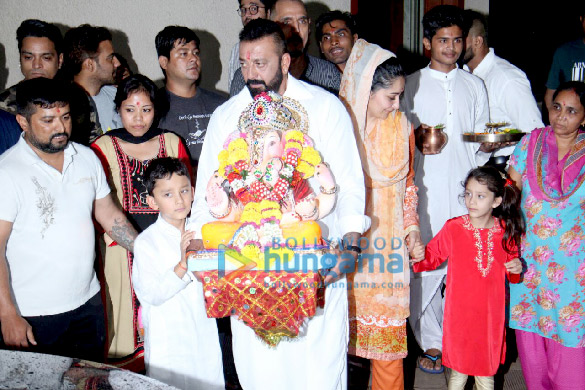 sanjay dutts ganesha visarjan at juhu beach 3