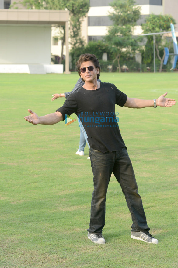 On 58th birthday, SRK makes special midnight appearance, greets sea of fans  with signature pose
