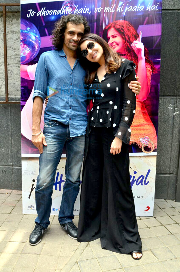 shah rukh khan anushka sharma and imtiaz ali snapped at the screening of jab harry met sejal in bandra 4