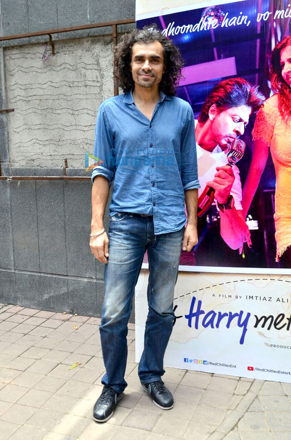 shah rukh khan anushka sharma and imtiaz ali snapped at the screening of jab harry met sejal in bandra 5