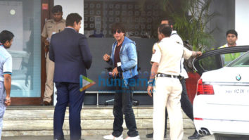 Shah Rukh Khan and Anushka Sharma snapped leaving to promote the film Jab Harry Met Sejal in Kolkata