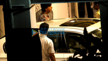 Shah Rukh Khan spotted at Dilip Kumar’s house