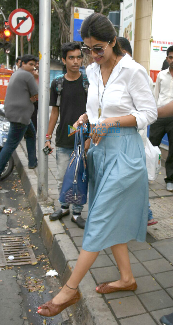shilpa shetty snapped shopping in bandra 4 2