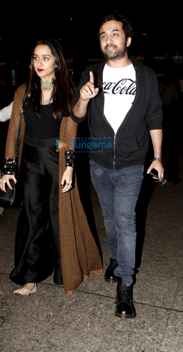 shraddha kapoor siddhanth kapoor and ankur bhatia snapped at the airport 4