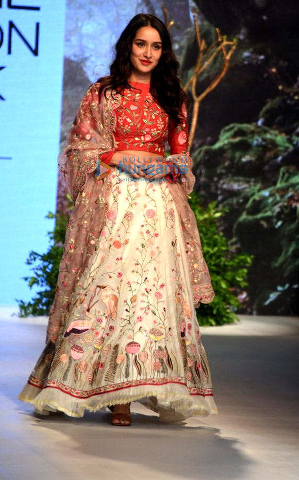 shraddha kapoor walks for rahul mishra at lakme fashion week 2017 4