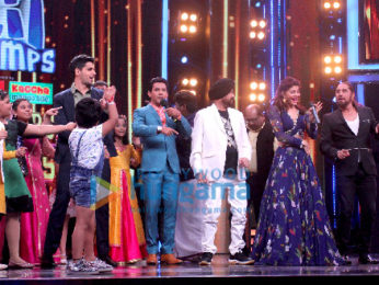 Sidharth Malhotra and Jacqueline Fernandez grace Sa Re Ga Ma Pa Li'l Champs only on Zee TV