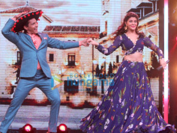 Sidharth Malhotra and Jacqueline Fernandez grace Sa Re Ga Ma Pa Li'l Champs only on Zee TV