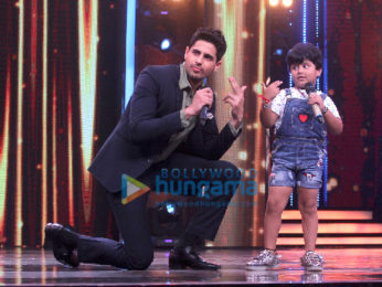 Sidharth Malhotra and Jacqueline Fernandez grace Sa Re Ga Ma Pa Li'l Champs only on Zee TV