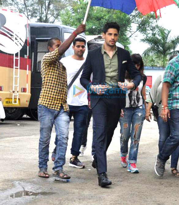 sidharth malhotra and jacqueline fernandez promote a gentleman on the sets of saregama lill champs 6