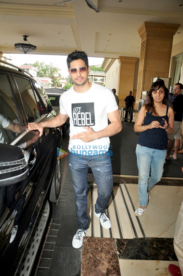 sidharth malhotra and jacqueline fernandez snapped at the promotions of a gentleman 4