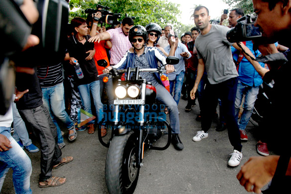 sidharth malhotra and jacqueline fernandez snapped riding a bike to promote a gentleman in bandra 5