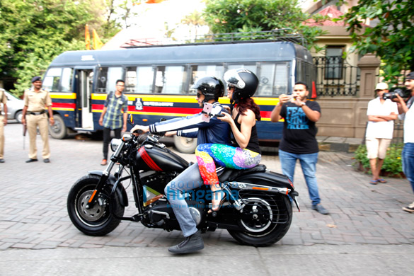 sidharth malhotra and jacqueline fernandez snapped riding a bike to promote a gentleman in bandra 6