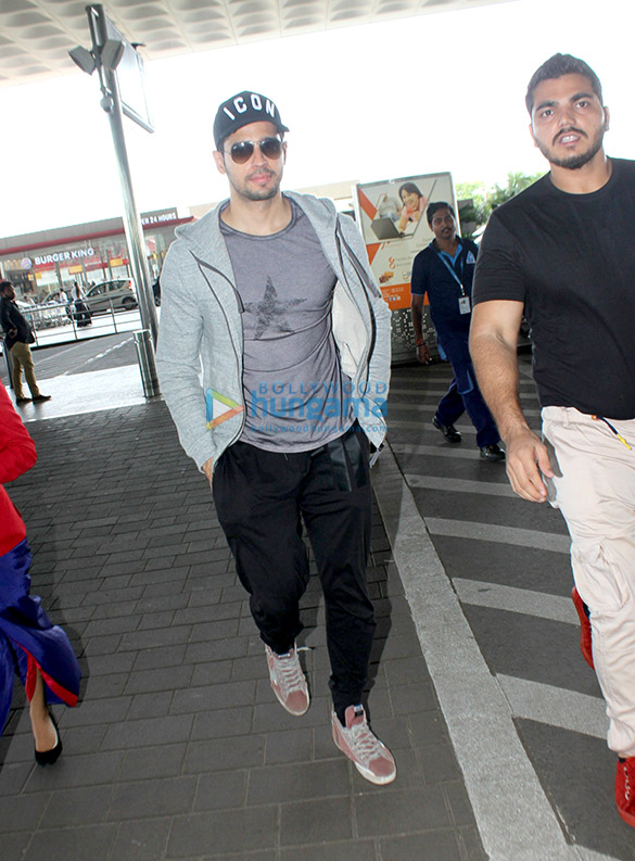 Sidharth Malhotra snapped as he leaves to promote his film ‘A Gentleman’ in Pune Sidharth Malhotra snapped as he leaves to promote his film ‘A Gentleman’ in Pune