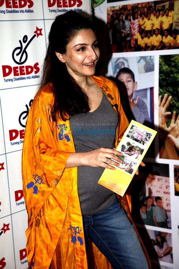 soha ali khan graces a fundraiser exhibition at out of the blue bandra 4